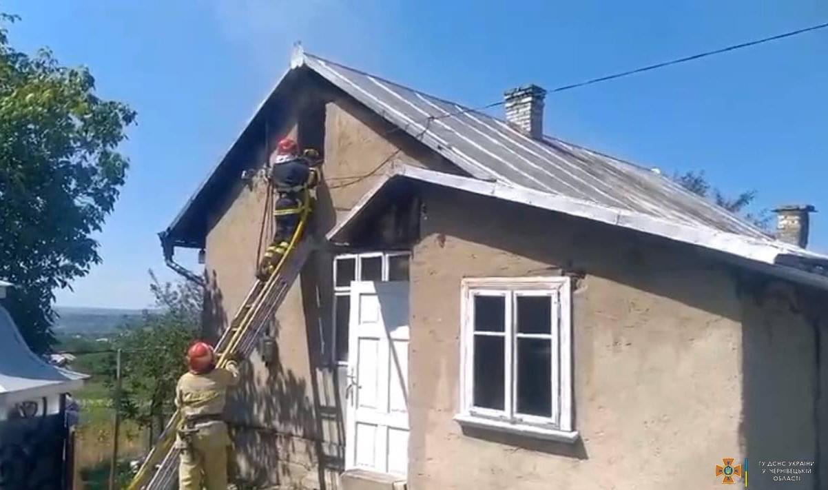 Коротке замикання спричинило пожежу: на Буковині горів житловий будинок
