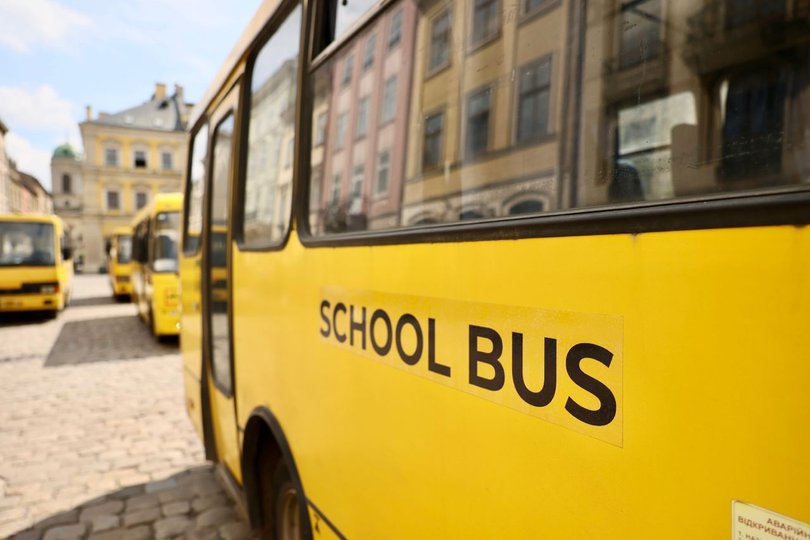 У центрі Львова виставили порожні шкільні автобуси на знак пам’яті про загиблих дітей