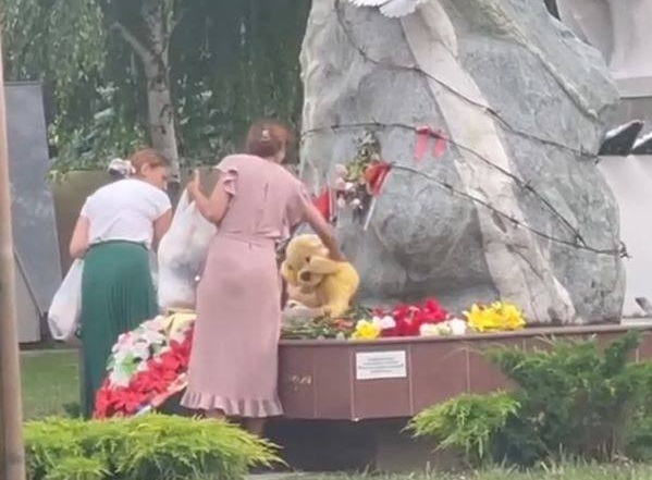 Позбирали м‘які іграшки: в Усть-Лабинську росіянки розграбували пам‘ятник в‘язням нацизму