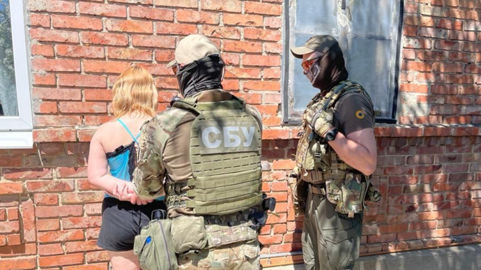 Повідомляла окупантам позиції ЗСУ: 18-річну жительку Донеччини підозрюють у держзраді