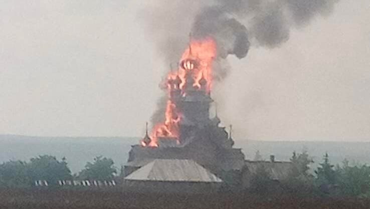 На Донеччині через обстріли росіян загорівся скит Святогірської Лаври