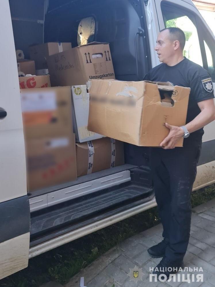 Буковинські поліцейські передали гуманітарну допомогу для постраждалих від війни регіонів