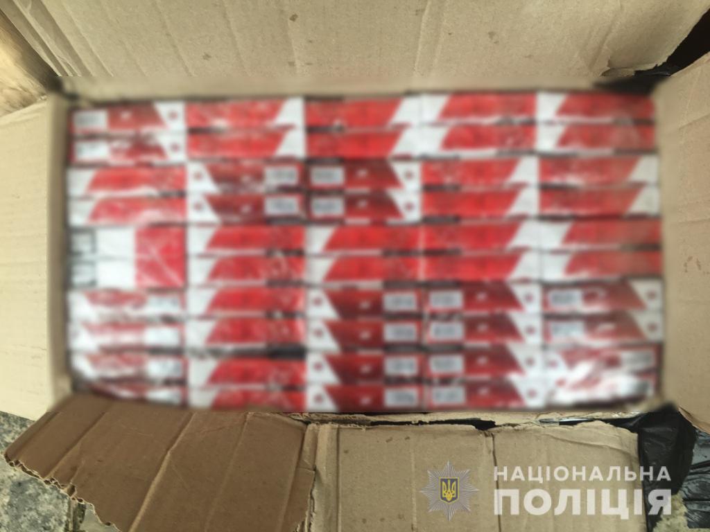 Намагався транспортувати майже 3 тисячі цигарок за кордон: на Буковині правоохоронці викрили контрабандиста