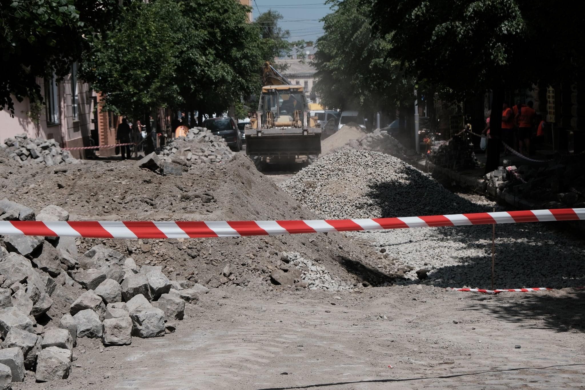 У Чернівцях триває ремонт дороги по вулиці  С.Бандери: рух транспорту повністю перекрили до 24 червня