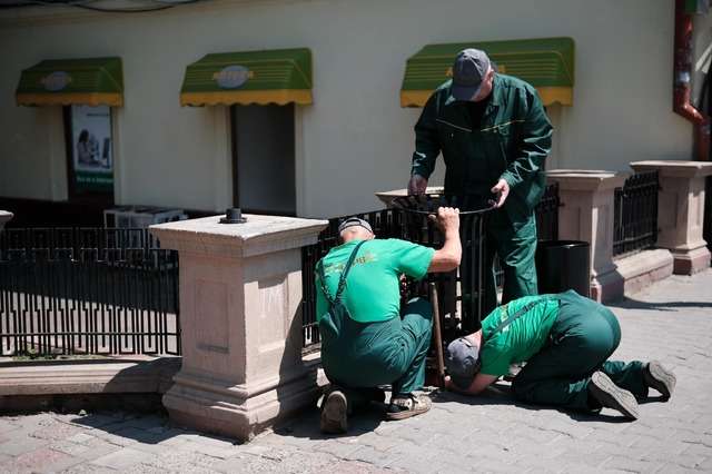 Обновки у Чернівцях: на 10 вулицях вже встановили нові смітники