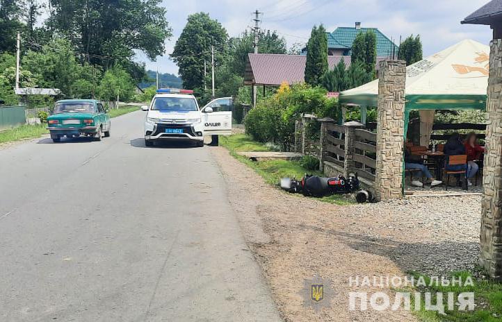 Раптово вибіг на дорогу: на Буковині у ДТП 16-річний юнак важко травмував голову