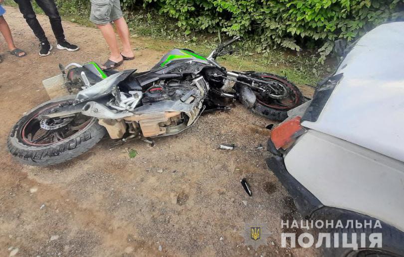 На Буковині зіткнулись 2 транспортні засоби: 16-річний мотоцикліст отримав травми