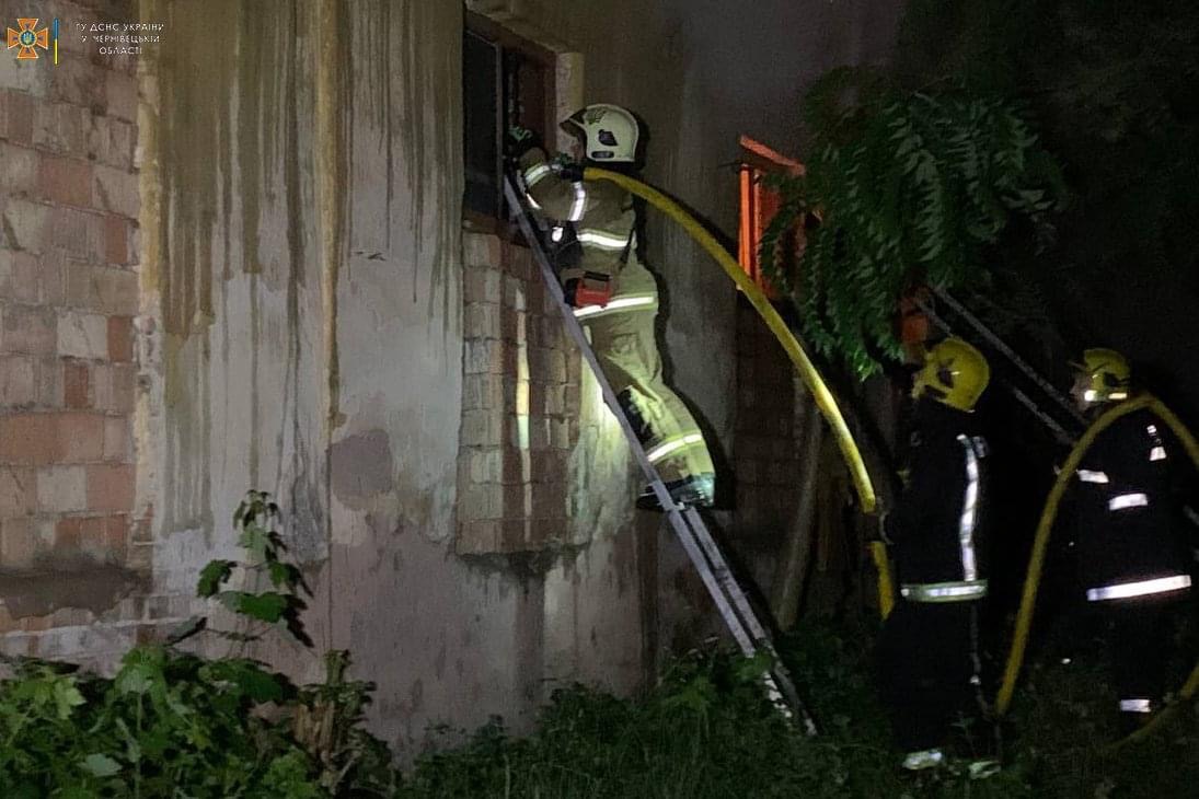 Вогонь повністю охопив будинок: у Чернівцях безхатьки спричинили пожежу у покинутій будівлі