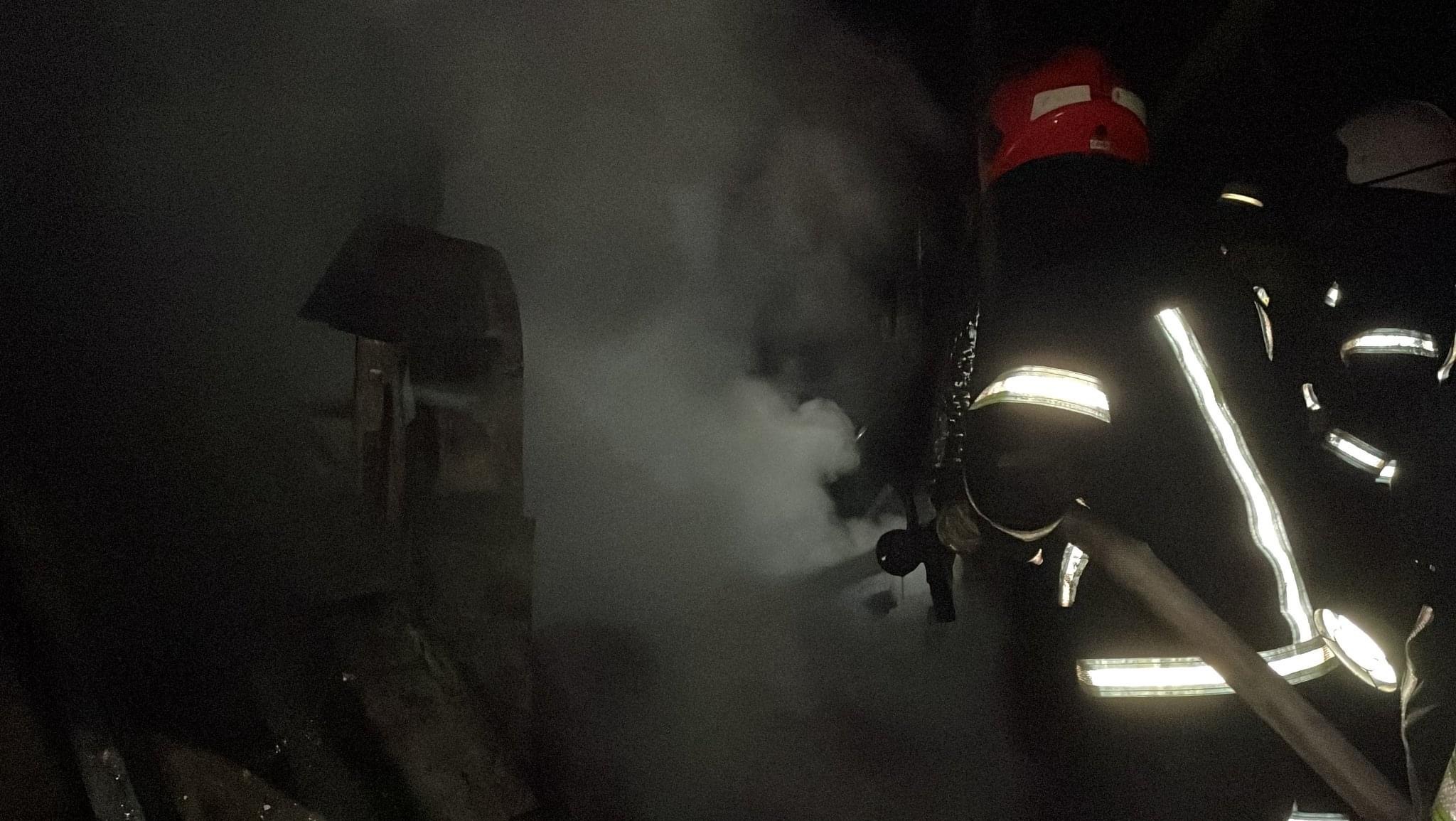 Вогонь на горищі помітив власник: на Буковині горіла господарська будівля