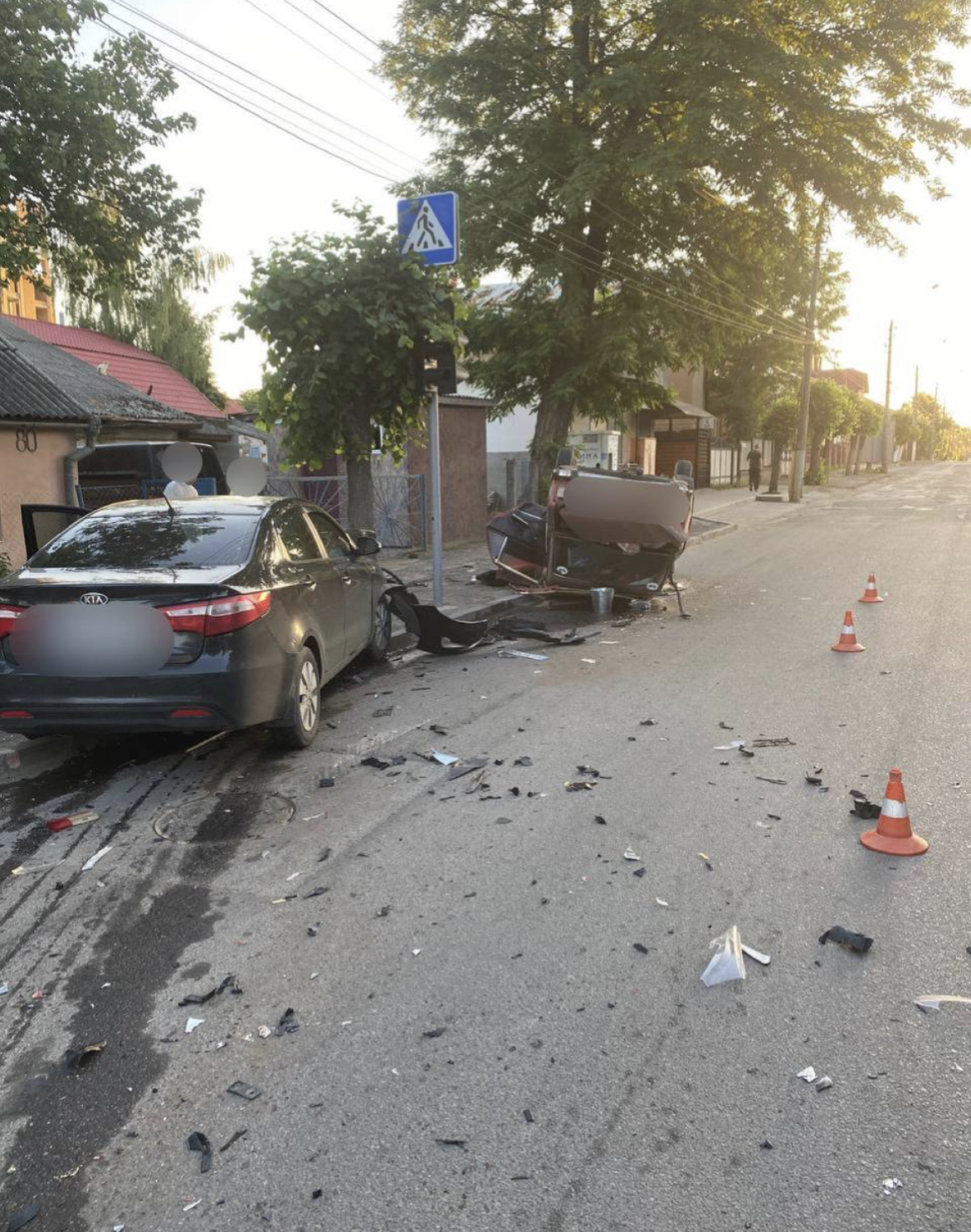 Ранкова ДТП у Чернівцях: ВАЗ перекинувся на дах