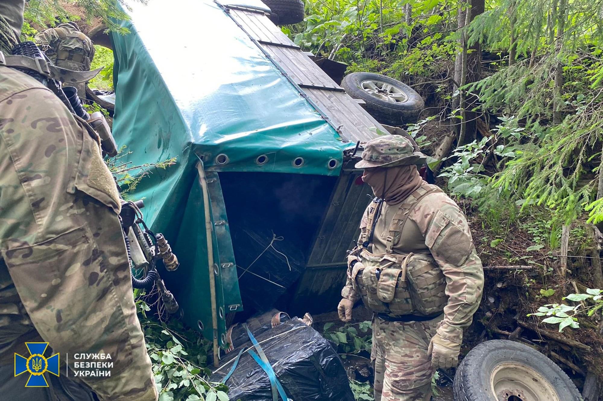 Водій вантажівки маскувався під військового: СБУ на Буковині виявила черговий канал контрабанди цигарок
