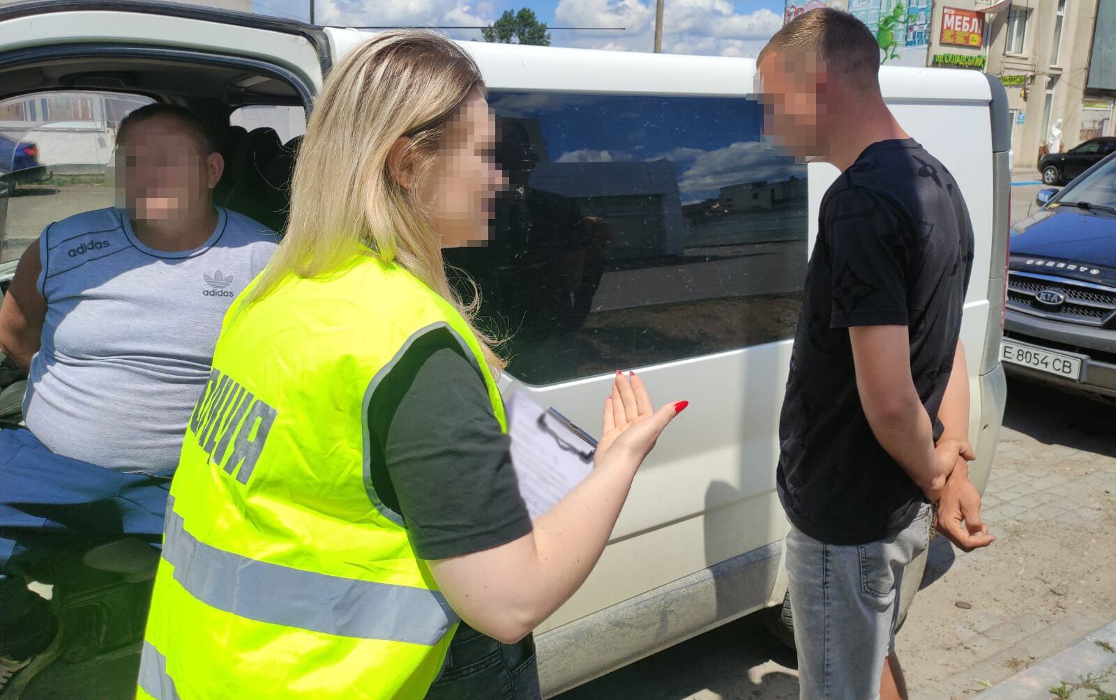Двоє жителів Буковини за $10 тис. організували незаконний “трансфер” чоловіків до Молдови