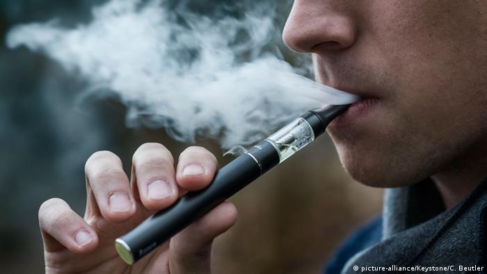 В Україні заборонять куріння електронних цигарок у громадських місцях