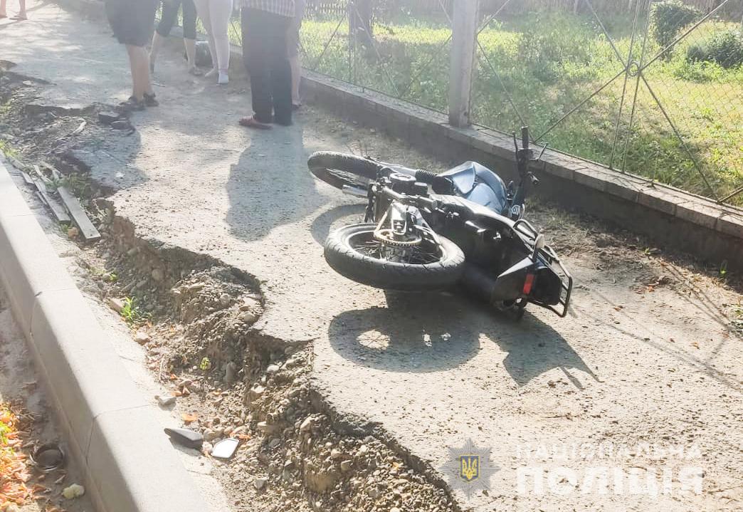 58-річна водійка зіткнулась з двома мотоциклістами: обох доправили до лікарні