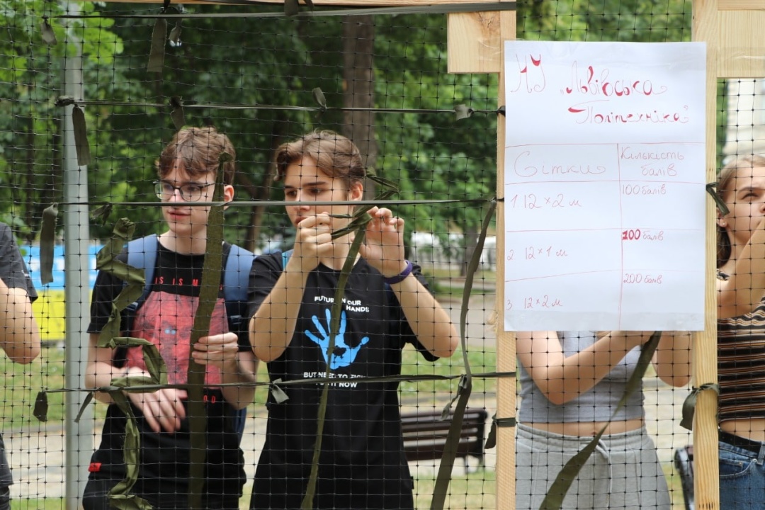 У Львові проводять змагання серед студентів: плетуть маскувальні сітки на швидкість