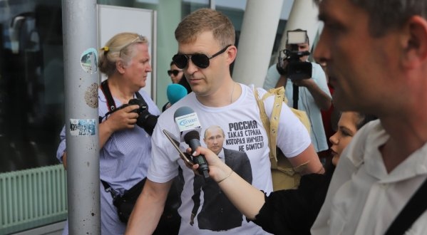 Відлітали у футболках з путіним: Болгарія вислала 70 осіб з російського посольства у Софії