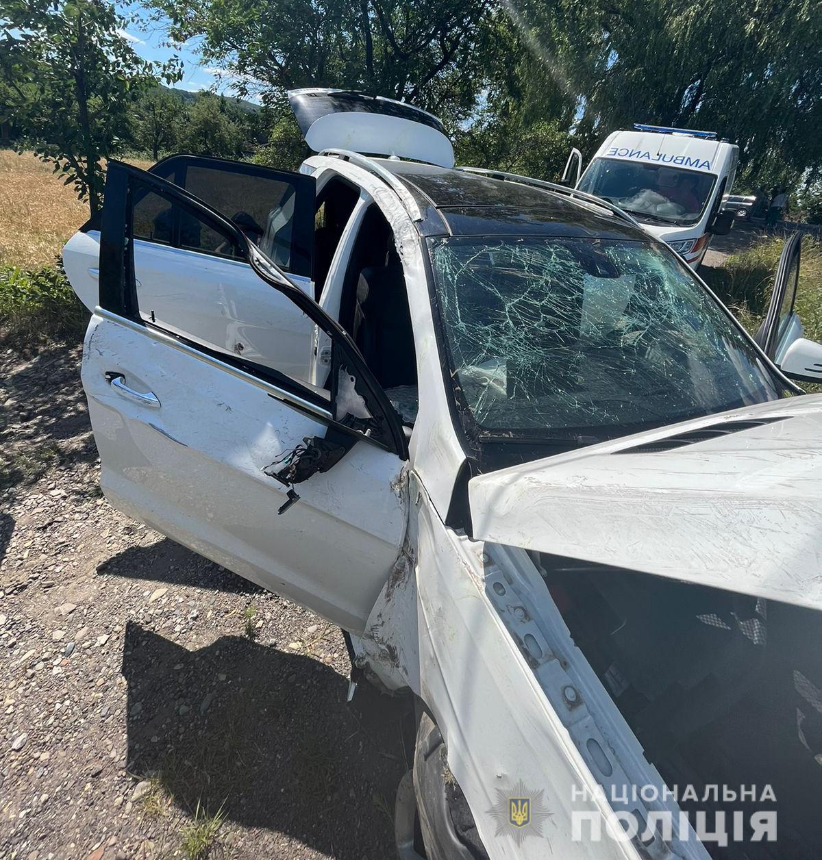На Буковині перекинувся автомобіль: травми отримали водійка та обидві її пасажирки