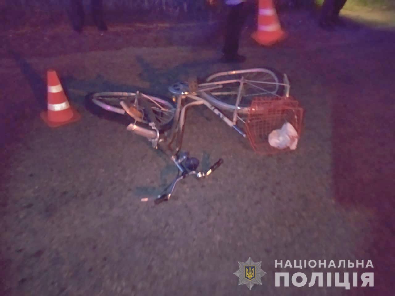 На Буковині автомобіль зіткнувся з 62-річним велосипедистом: чоловік загинув