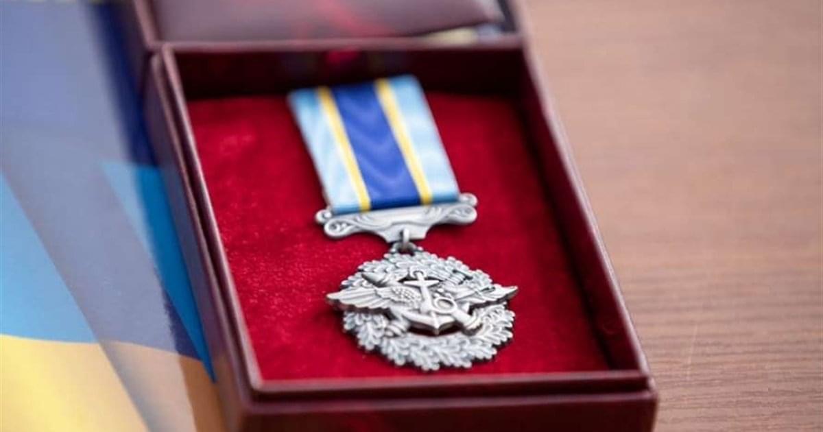 З перших днів повномасштабного вторгнення захищає Україну: буковинця Іллю Ожевана нагородили медаллю “За військову службу Україні”