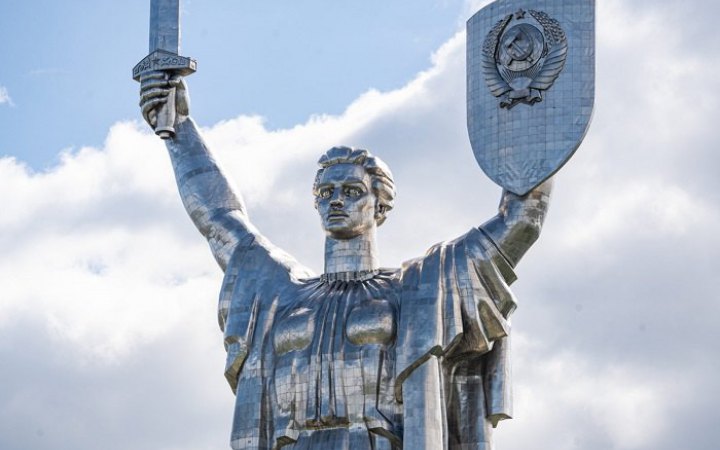 Українці визначились у «Дії», що робити з гербом СРСР на «Батьківщині-матері»