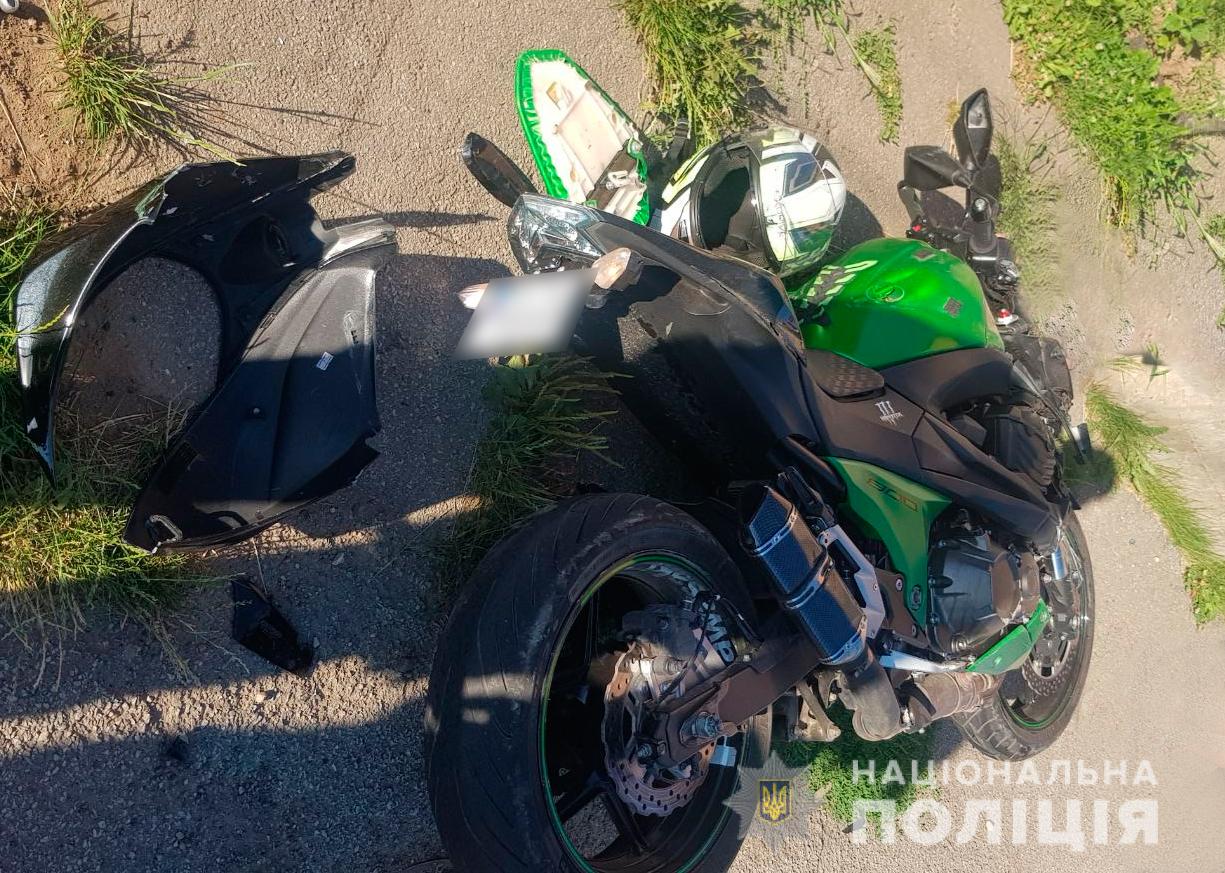 Помер у лікарні: у Чернівцях внаслідок ДТП загинув 22-річний мотоцикліст