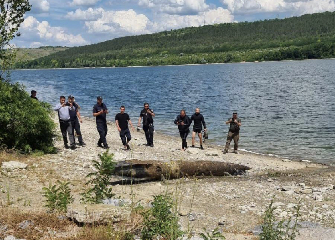 Знахідка у Дністровському водосховищі: “ракета” виявилась паливним баком літака