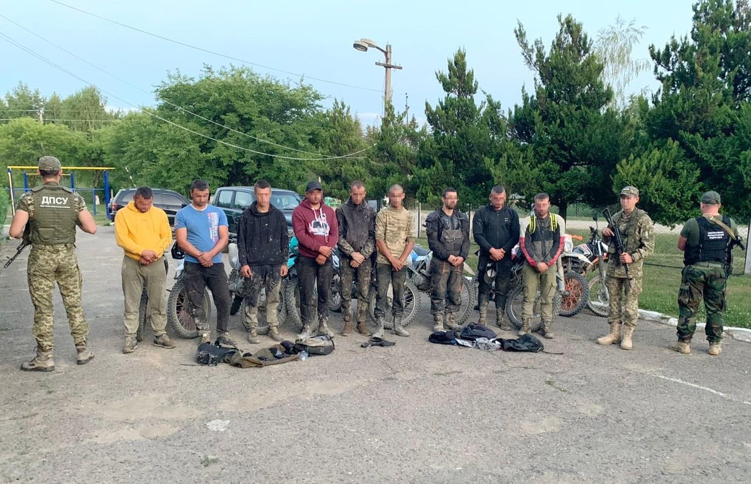 Їздили поблизу українсько-румунського кордону без документів на мотоцикли: на Буковині затримали групу “байкерів”