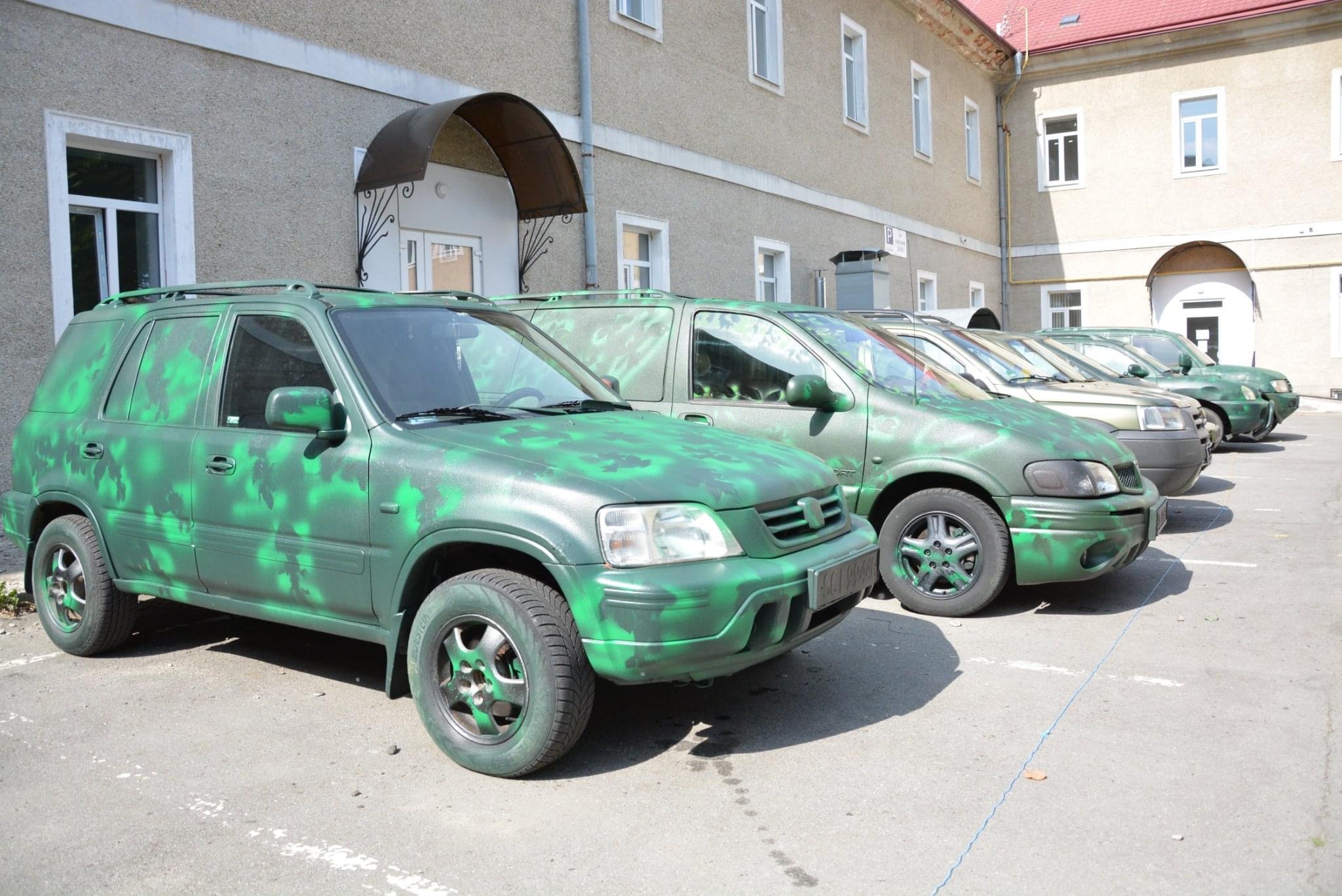 Допомога ЗСУ: волонтери та блогери з Чернівців придбали автівки для військових