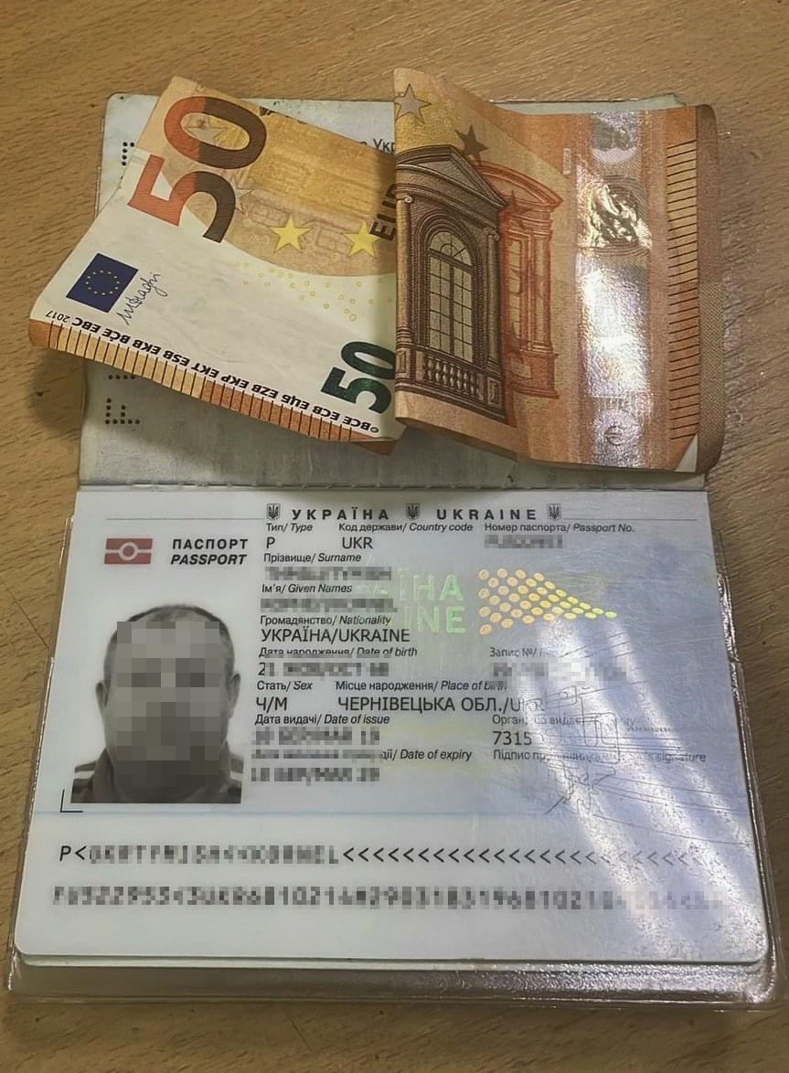 Виїхав з України під іншим паспортом: на Буковині затримали хабарника