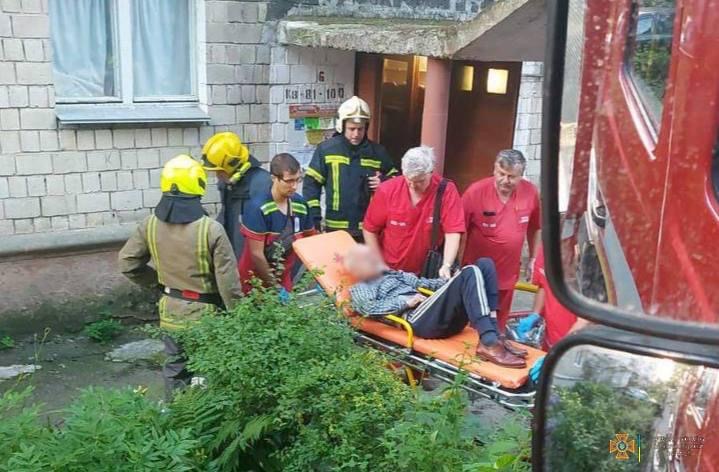 У Чернівцях на вулиці Комарова горіла квартира: непритомного власника винесли рятувальники