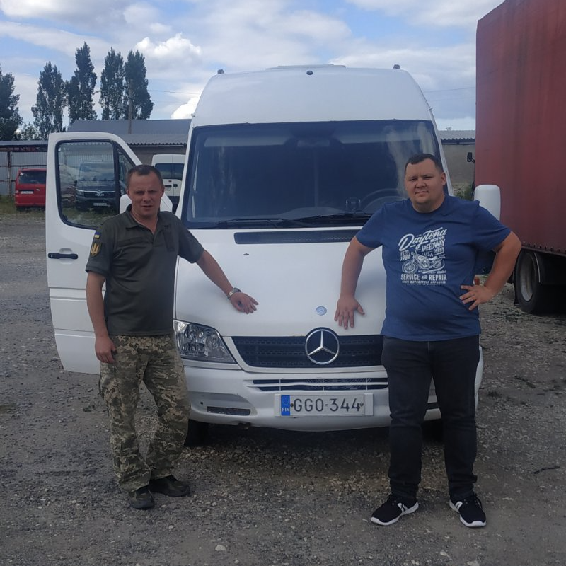 Жителі Недобоївської громади придбали авто для ЗСУ