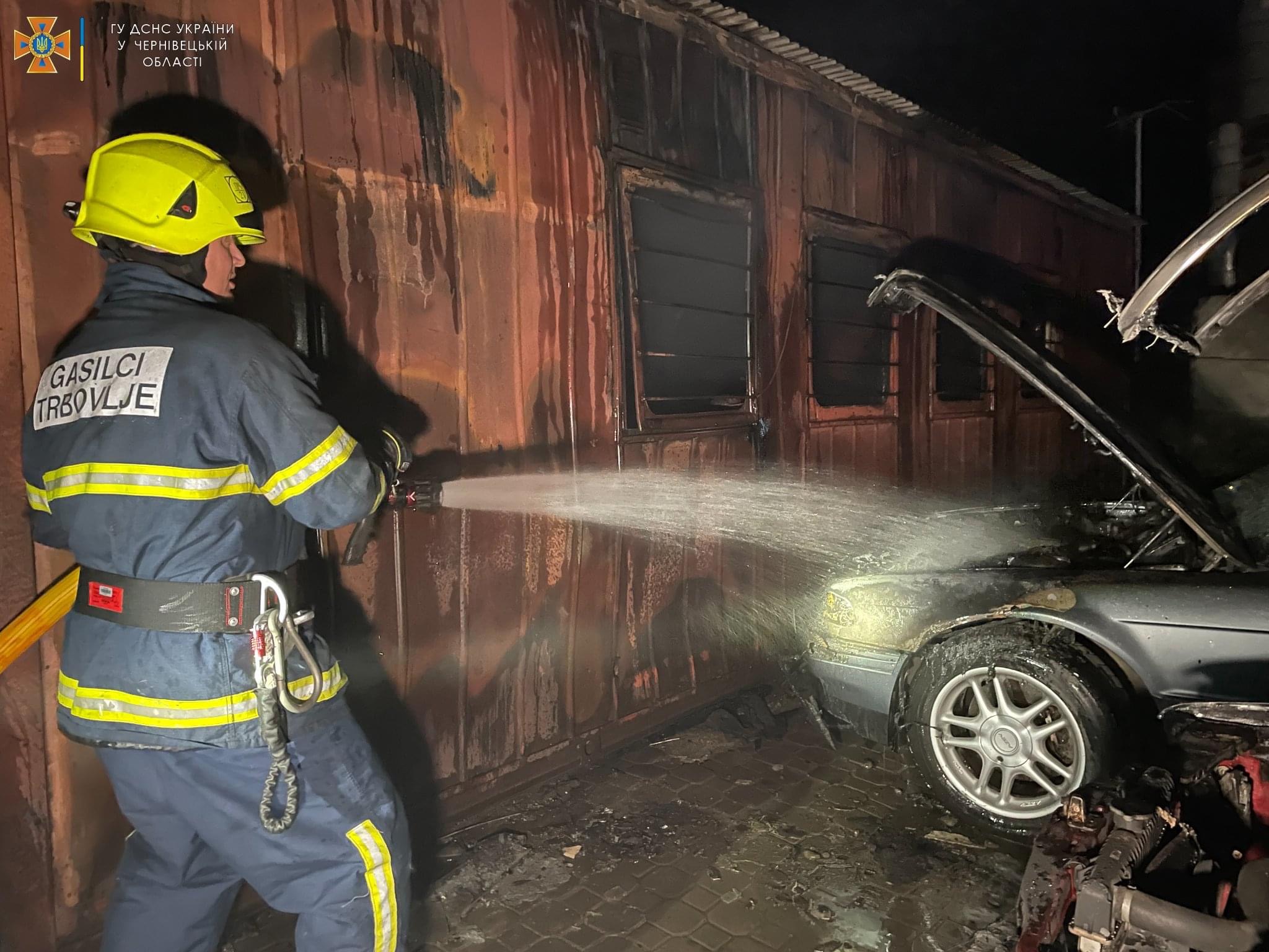 Коротке замикання: у Чернівцях на території автосервісу пожежа пошкодила контейнери та автівки