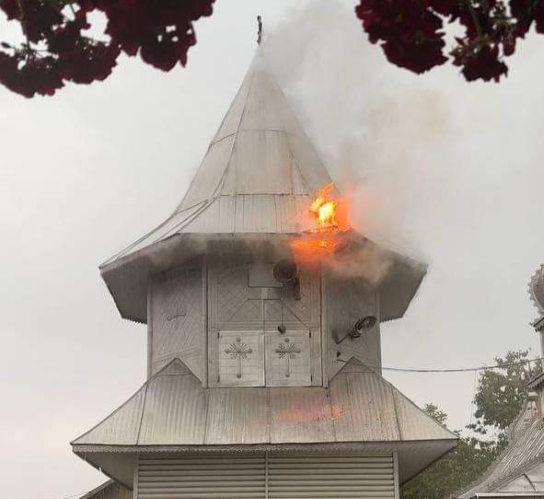 У селі Чудей від удару блискавки загорілася дзвіниця храму