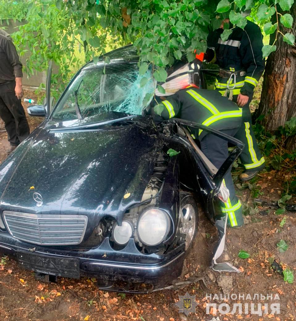 Врізався в дерево: на Буковині травмованого водія з машини визволяли рятувальники