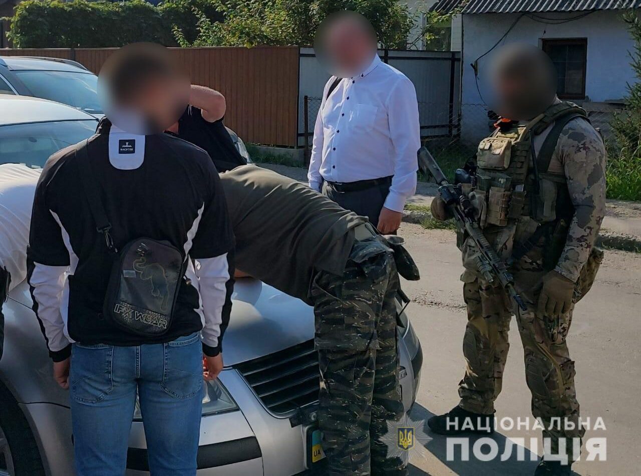 На Буковині поліціянти повідомили про підозру керівнику благодійної організації в отриманні хабаря