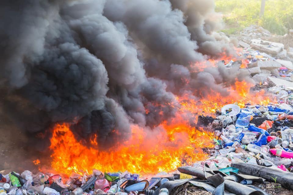 У Герці через підпал трави трапилась масштабна пожежа на сміттєзвалищі
