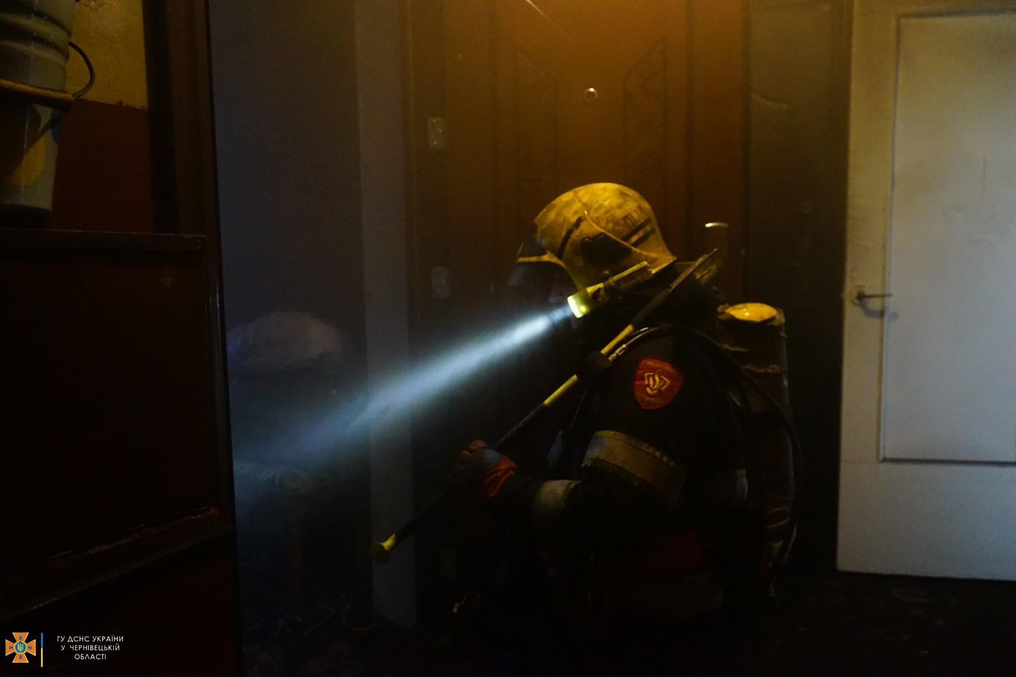 У Чернівцях вночі трапилась пожежа у житловому будинку: 39-річний чоловік отримав численні опіки