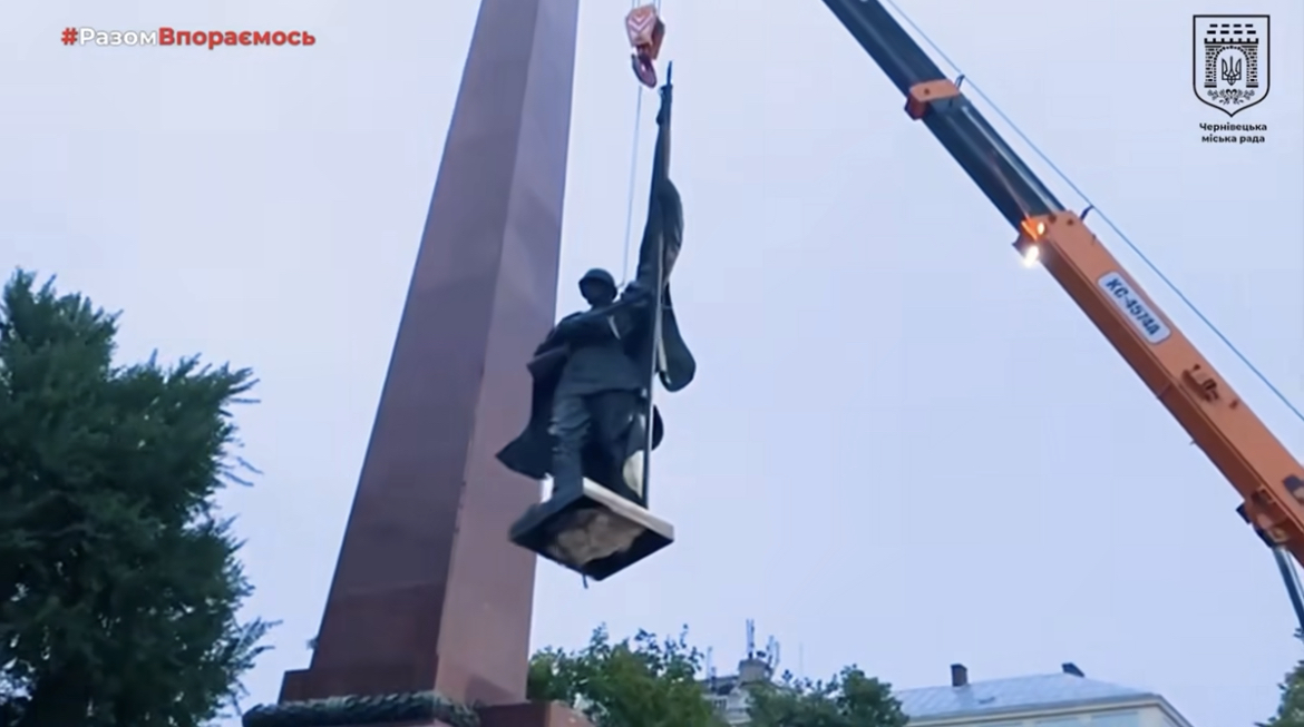 “Довше возилися з документами”: у Чернівцях за годину демонтували пам‘ятник червоноармійцю