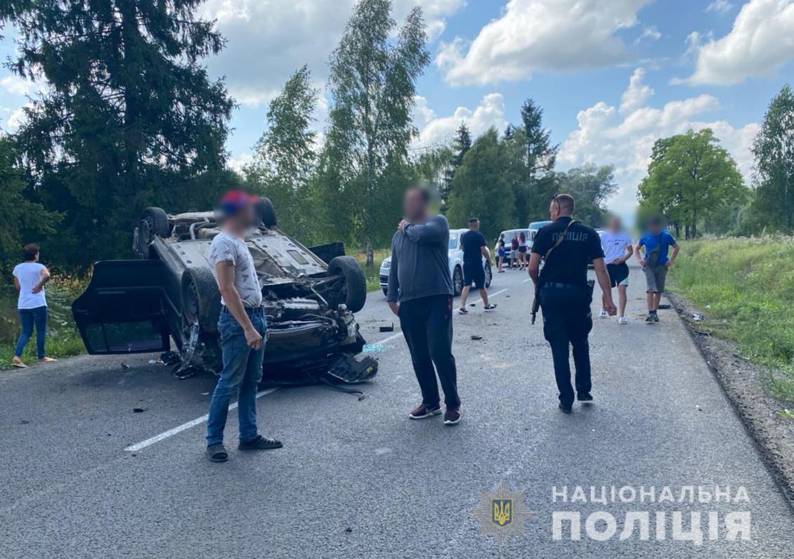 Перекинувся автомобіль: на Буковині трапилась ДТП з потерпілими
