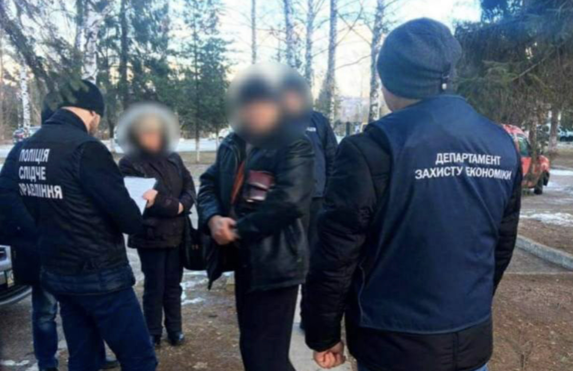Взяв хабар за підтасовку  тендеру: на Буковині засудили  експосадовця комунального підприємства до 5 років за ґратами