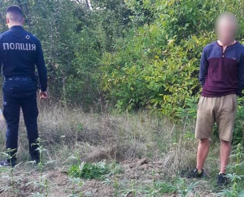 Зберігав вдома наркотики: на Буковині поліція викрила молодика