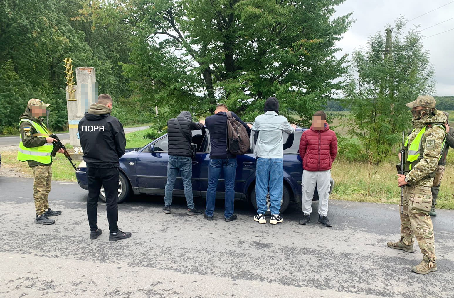 Намагались незаконно перетнути кордон: на Буковині затримали сімох ухилянтів