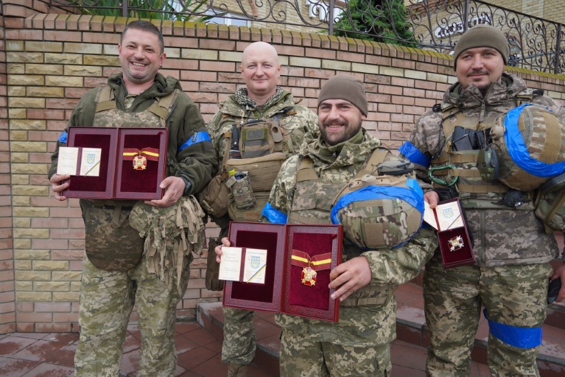 “Непохитно стоять на сторожі свободи і незалежності України”: Зеленський нагородив військових з Буковини