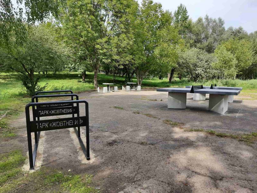 Велопарковка, тенісні та шахові столи:  у парку “Жовтневий” з’явилась нова зона відпочинку