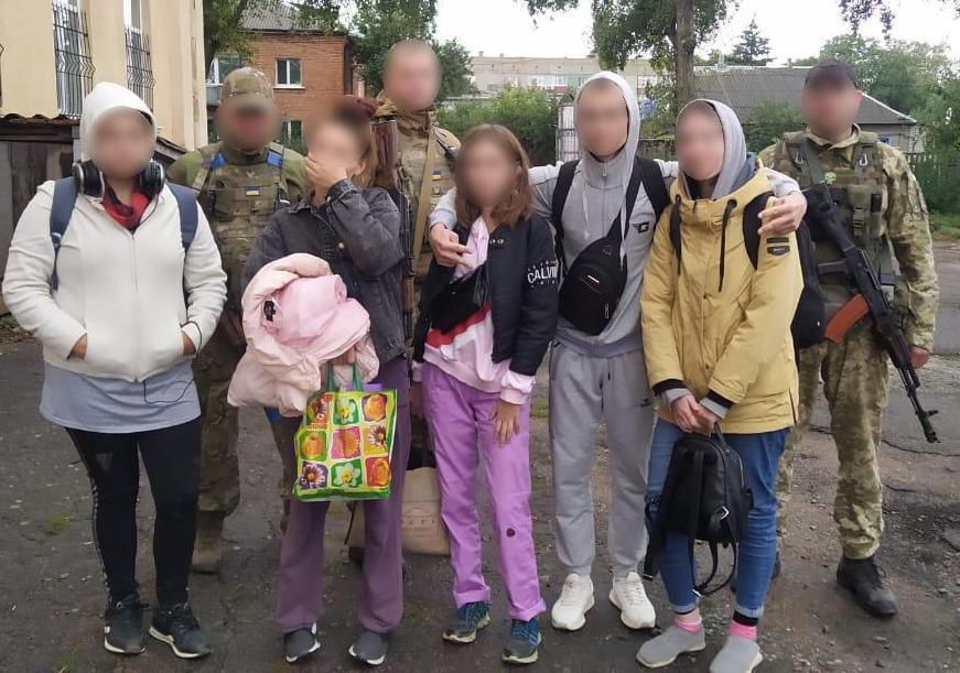 Окупанти тиждень утримували в підвалі: прикордонники визволили п’ятьох підлітків на Харківщині