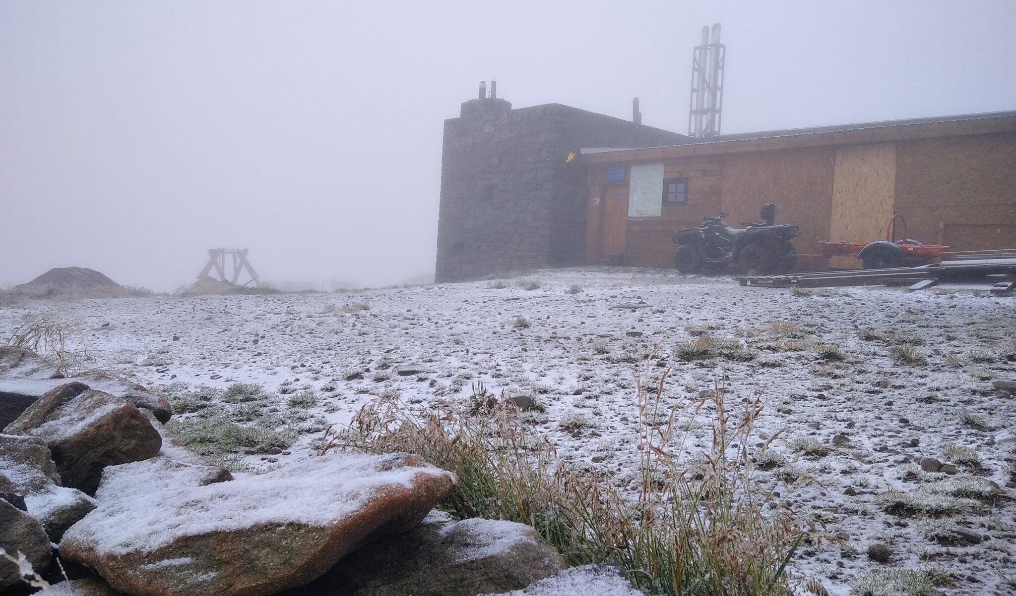 На горі Піп Іван у Карпатах випав перший сніг