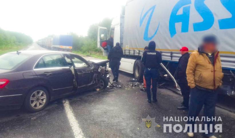 Постраждала пасажирка: на Буковині легковик зіткнувся з вантажівкою