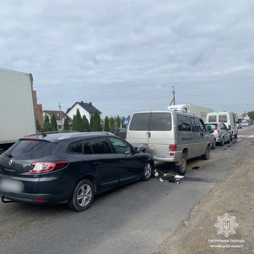 Автопригода у Чернівцях: зіткнулися 5 автівок