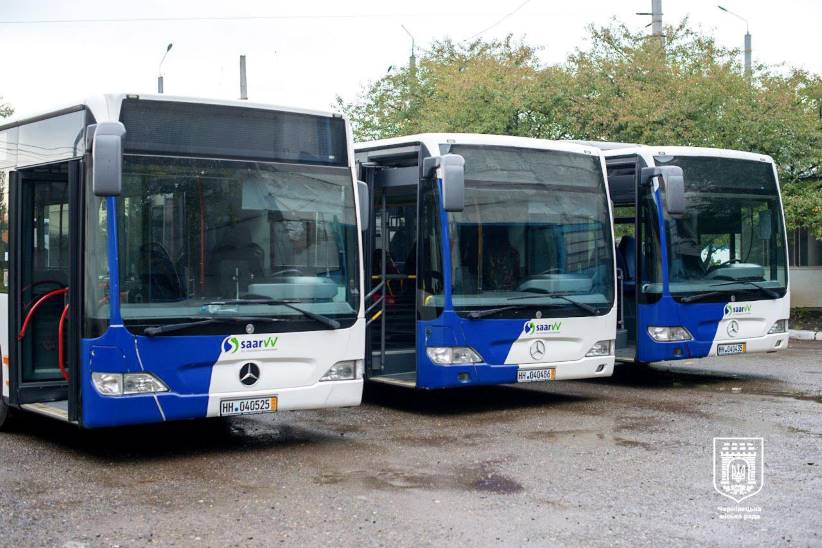 До Чернівців прибули три автобуси, яке місто придбало за тендерною процедурою