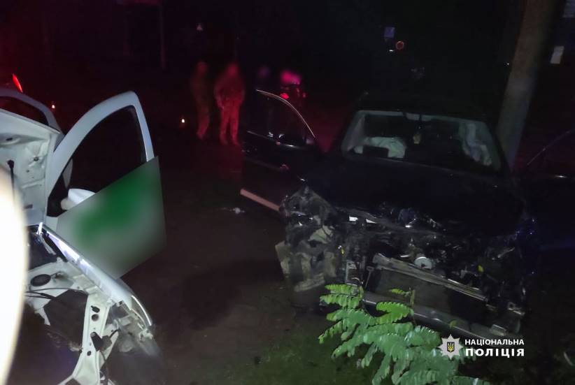 Автівки не розминулись на перехресті: у Чернівцях в аварії травми отримали двоє людей